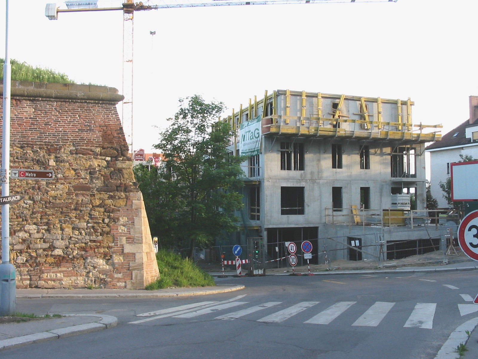 betonové monstrum vedle hradeb Vyšehradu
